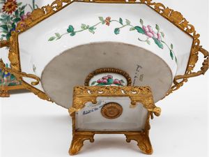 Trittico in porcellana e metallo dorato, Limoges  - Asta L'Arte di Arredare - Associazione Nazionale - Case d'Asta italiane