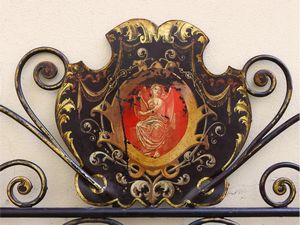 Bel letto singolo in ferro battuto ebanizzato e lumeggiato in oro  - Asta L'Arte di Arredare - Associazione Nazionale - Case d'Asta italiane