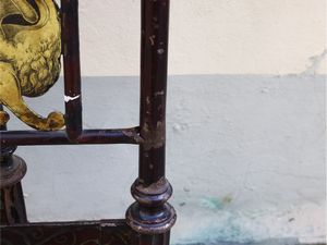 Bel letto singolo in ferro battuto ebanizzato e lumeggiato in oro  - Asta L'Arte di Arredare - Associazione Nazionale - Case d'Asta italiane