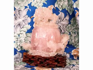 Scultura orientale in quarzo rosa  - Asta L'Arte di Arredare - Associazione Nazionale - Case d'Asta italiane