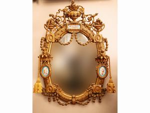 Grande specchiera di forma ovale con cornice in legno dorato e pastiglia  - Asta L'Arte di Arredare - Associazione Nazionale - Case d'Asta italiane