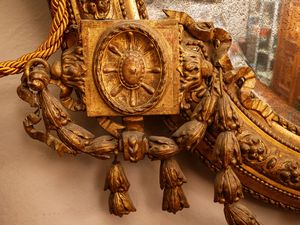 Grande specchiera di forma ovale con cornice in legno dorato e pastiglia  - Asta L'Arte di Arredare - Associazione Nazionale - Case d'Asta italiane