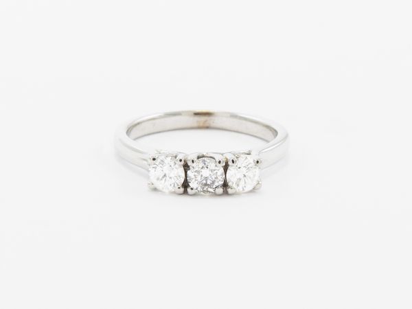 Anello trilogi in oro bianco con diamanti  - Asta Gioielli e orologi - Associazione Nazionale - Case d'Asta italiane