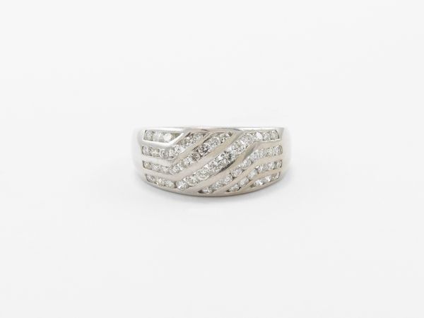 Anello a fascia in oro bianco con diamanti  - Asta Gioielli e orologi - Associazione Nazionale - Case d'Asta italiane