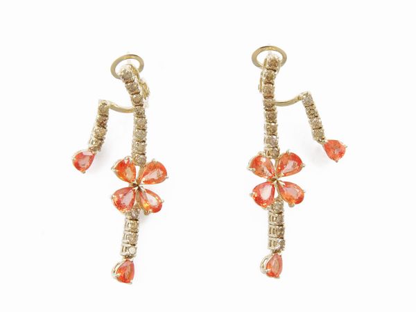 Orecchini pendenti in oro giallo con diamanti brown e zaffiri arancio  - Asta Gioielli e orologi - Associazione Nazionale - Case d'Asta italiane