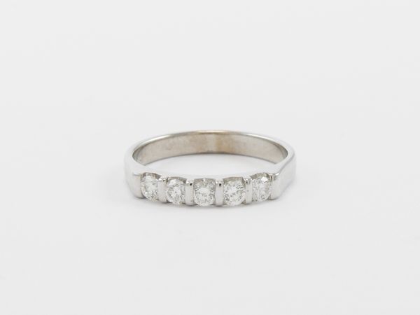 Anello riviere in oro bianco con diamanti  - Asta Gioielli e orologi - Associazione Nazionale - Case d'Asta italiane