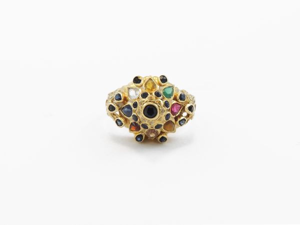 Anello in oro giallo 500/1000 con gemme multicolor  - Asta Gioielli e orologi - Associazione Nazionale - Case d'Asta italiane