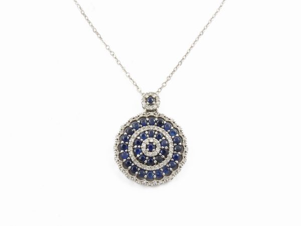 Catenina e pendente in oro bianco con diamanti e zaffiri  - Asta Gioielli e orologi - Associazione Nazionale - Case d'Asta italiane