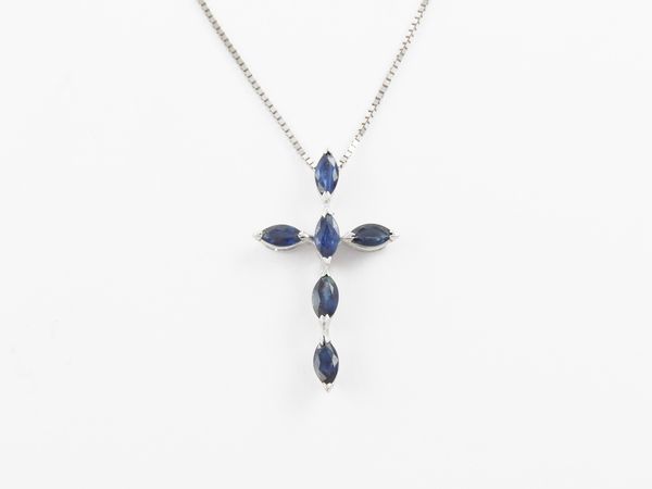 Catenina e pendente a croce in oro bianco con zaffiri  - Asta Gioielli e orologi - Associazione Nazionale - Case d'Asta italiane