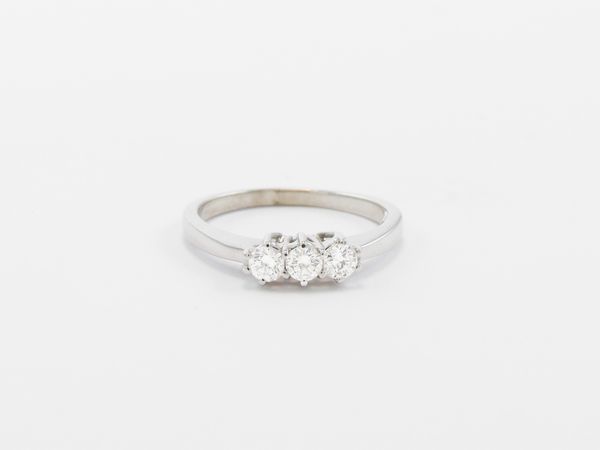 Anello trilogi in oro bianco con diamanti  - Asta Gioielli e orologi - Associazione Nazionale - Case d'Asta italiane