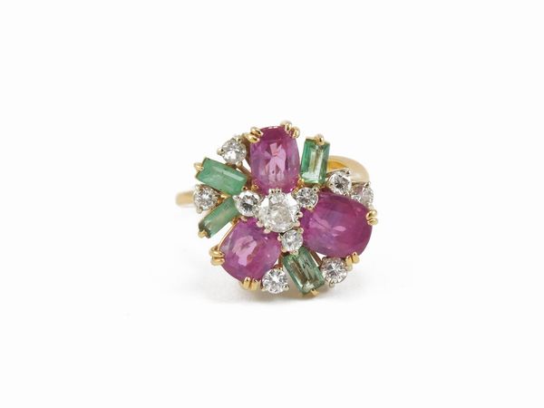 Anello in oro giallo con diamanti, corindoni rosa e smeraldi  - Asta Gioielli e orologi - Associazione Nazionale - Case d'Asta italiane