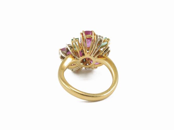 Anello in oro giallo con diamanti, corindoni rosa e smeraldi  - Asta Gioielli e orologi - Associazione Nazionale - Case d'Asta italiane