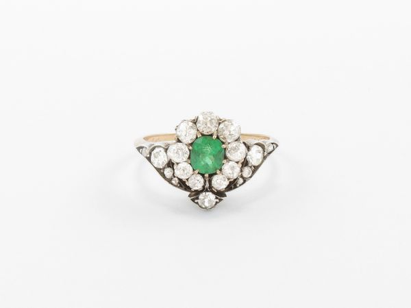 Anello in oro rosa e argento con diamanti e smeraldo  - Asta Gioielli e orologi - Associazione Nazionale - Case d'Asta italiane