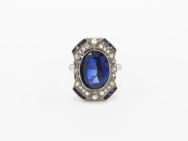 Anello in oro bianco con diamanti e zaffiri sintetici  - Asta Gioielli e orologi - Associazione Nazionale - Case d'Asta italiane