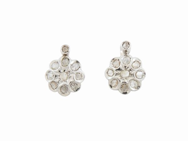 Orecchini pendenti in oro bianco 500/1000 con diamanti  - Asta Gioielli e orologi - Associazione Nazionale - Case d'Asta italiane