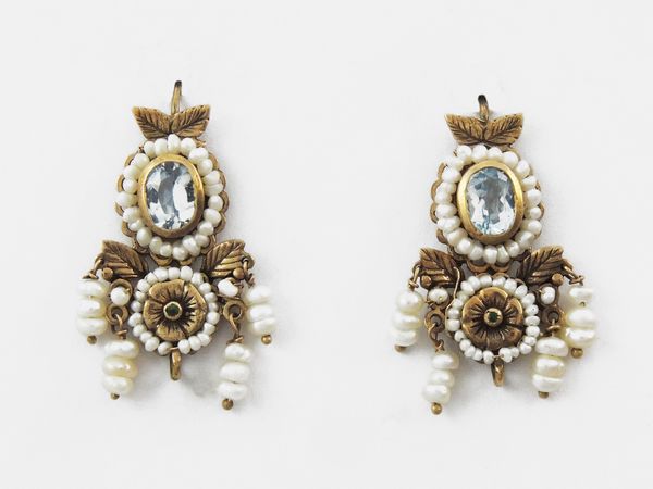 Orecchini pendenti in oro rosa 500/1000 con topazi azzurri e microperle  - Asta Gioielli e orologi - Associazione Nazionale - Case d'Asta italiane