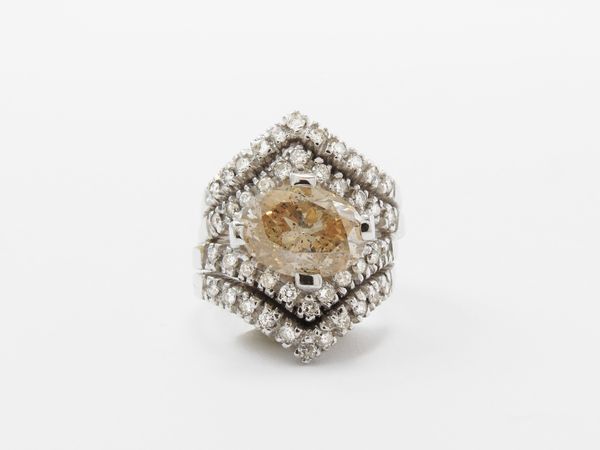 Anello a fascia in oro bianco con diamanti incolori e diamante fancy light brown  - Asta Gioielli e orologi - Associazione Nazionale - Case d'Asta italiane