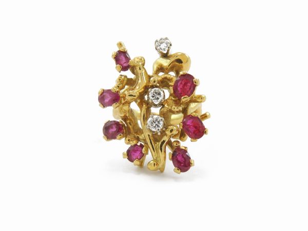 Anello in oro giallo con diamanti e rubini  - Asta Gioielli e orologi - Associazione Nazionale - Case d'Asta italiane