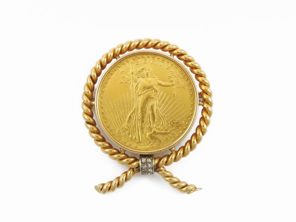 Spilla in oro giallo e bianco con diamanti e una moneta da 20 Dollari in oro  - Asta Gioielli e orologi - Associazione Nazionale - Case d'Asta italiane
