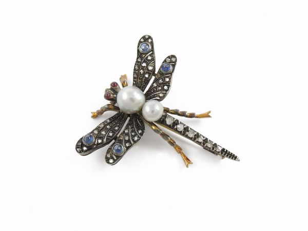 Spilla animalier in oro a vario titolo e argento con diamanti, rubini, zaffiri e perle coltivate  - Asta Gioielli e orologi - Associazione Nazionale - Case d'Asta italiane