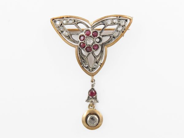 Spilla pendente in oro rosa a basso titolo e argento con diamanti e rubini  - Asta Gioielli e orologi - Associazione Nazionale - Case d'Asta italiane
