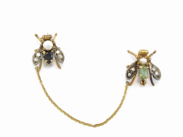 Coppia di spille animalier in oro a basso titolo e argento con diamanti, zaffiro, smeraldo e perle  - Asta Gioielli e orologi - Associazione Nazionale - Case d'Asta italiane