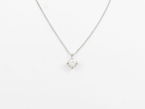 Collana punto luce Recarlo in oro bianco con diamante  - Asta Gioielli e orologi - Associazione Nazionale - Case d'Asta italiane