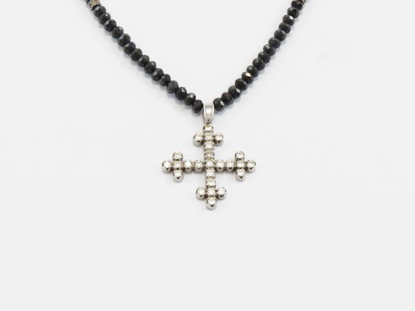 Collana e pendente in oro bianco con diamanti incolori e diamanti neri  - Asta Gioielli e orologi - Associazione Nazionale - Case d'Asta italiane