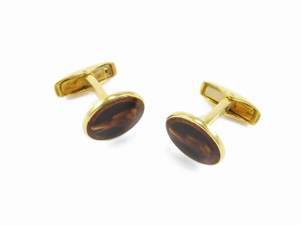 Coppia di gemelli animalier in oro giallo e smalti bruni  - Asta Gioielli e orologi - Associazione Nazionale - Case d'Asta italiane