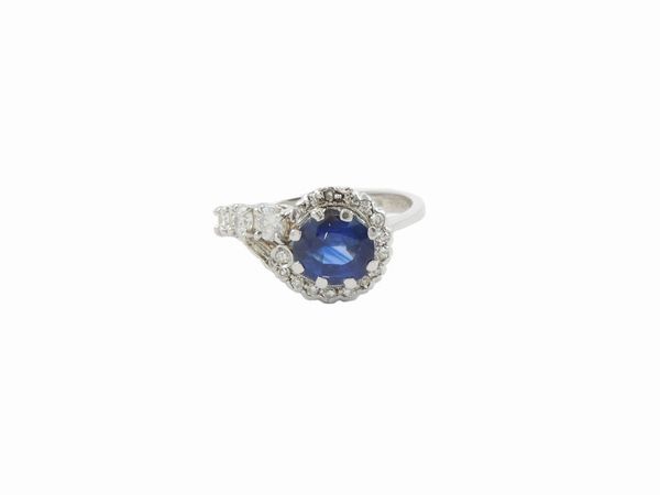 Anello in oro bianco con diamanti e zaffiro  - Asta Gioielli e orologi - Associazione Nazionale - Case d'Asta italiane