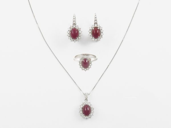 Parure anello, collana e orecchini in oro bianco con diamanti e rubini  - Asta Gioielli e orologi - Associazione Nazionale - Case d'Asta italiane