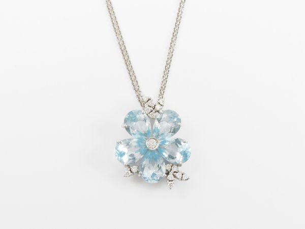 Catenina e pendente in oro bianco con diamanti e topazi azzurri  - Asta Gioielli e orologi - Associazione Nazionale - Case d'Asta italiane