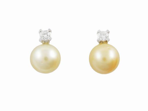 Orecchini in oro bianco con diamanti e perle coltivate South Sea gold  - Asta Gioielli e orologi - Associazione Nazionale - Case d'Asta italiane