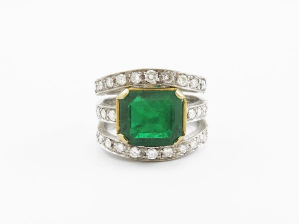 Anello in oro bianco e giallo con diamanti e smeraldo  - Asta Gioielli e orologi - Associazione Nazionale - Case d'Asta italiane