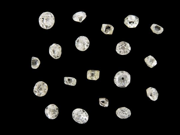 Diciannove diamanti naturali  - Asta Gioielli e orologi - Associazione Nazionale - Case d'Asta italiane