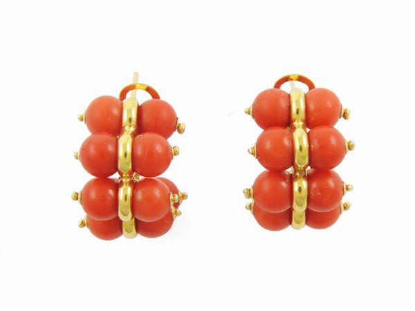 Orecchni in oro giallo con coralli rossi  - Asta Gioielli e orologi - Associazione Nazionale - Case d'Asta italiane