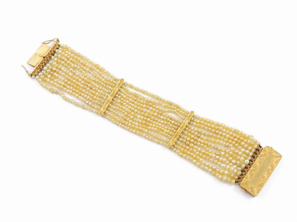 Bracciale multifilo di microperle con elementi e chiusura in oro giallo  - Asta Gioielli e orologi - Associazione Nazionale - Case d'Asta italiane