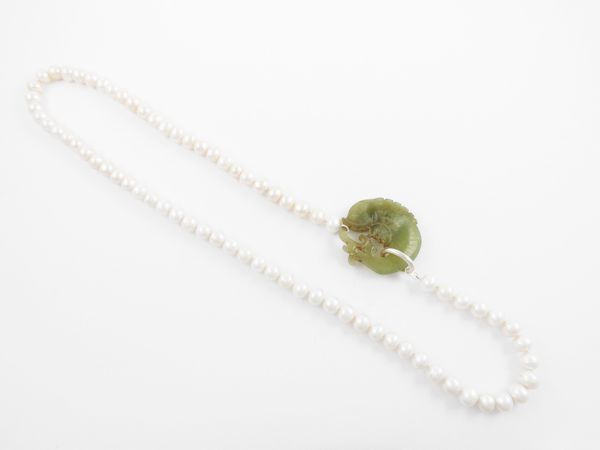 Collana di perle bianche barocche coltivate con fermezza in argento e giada  - Asta Gioielli e orologi - Associazione Nazionale - Case d'Asta italiane