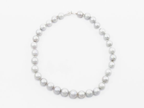 Collana di perle grigie di acqua dolce con fermezza in argento  - Asta Gioielli e orologi - Associazione Nazionale - Case d'Asta italiane