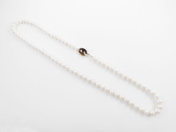 Collana di perle bianche barocche coltivate con fermezza in argento ed occhio di tigre  - Asta Gioielli e orologi - Associazione Nazionale - Case d'Asta italiane