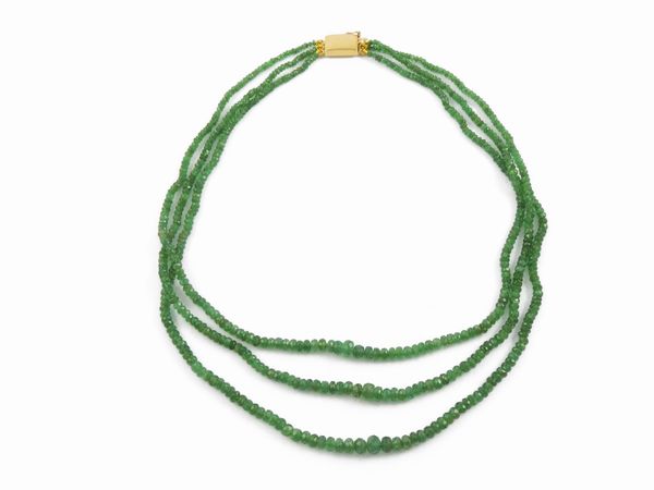 Collana tre fili di smeraldi con fermezza in oro giallo  - Asta Gioielli e orologi - Associazione Nazionale - Case d'Asta italiane