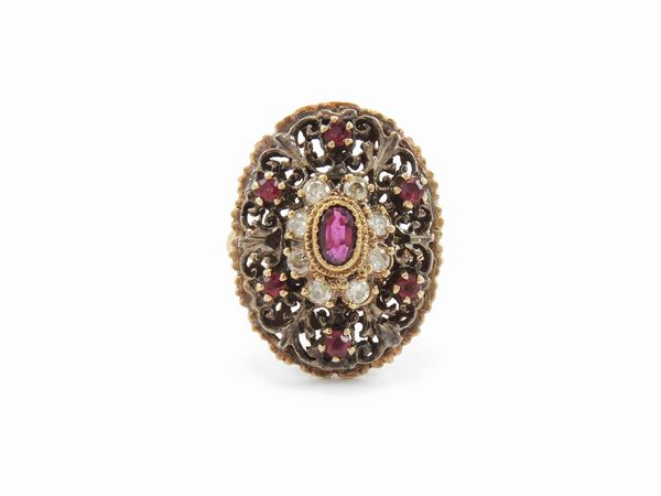 Anello in oro giallo e argento con diamanti e rubini  - Asta Gioielli e orologi - Associazione Nazionale - Case d'Asta italiane