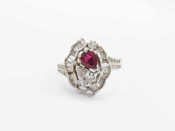 Anello in oro bianco con diamanti e rubino  - Asta Gioielli e orologi - Associazione Nazionale - Case d'Asta italiane