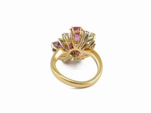Anello in oro giallo con diamanti, corindoni rosa e smeraldi  - Asta Gioielli e orologi - Associazione Nazionale - Case d'Asta italiane