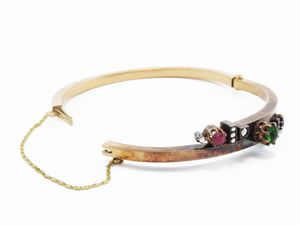 Bacciale rigido in oro rosa a basso titolo con diamanti, rubino, zaffiro e pasta vitrea verde  - Asta Gioielli e orologi - Associazione Nazionale - Case d'Asta italiane