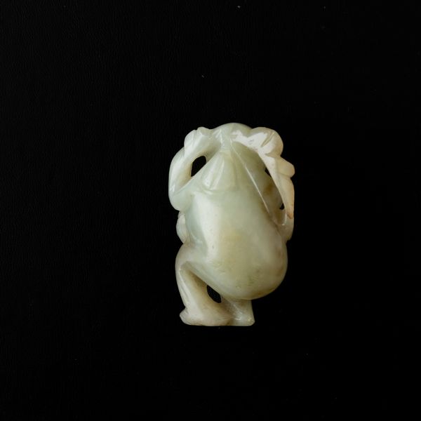 Figura di scimmietta scolpita in giada Celadon e russet, Cina, Dinastia Qing, XIX secolo  - Asta Arte orientale - Associazione Nazionale - Case d'Asta italiane