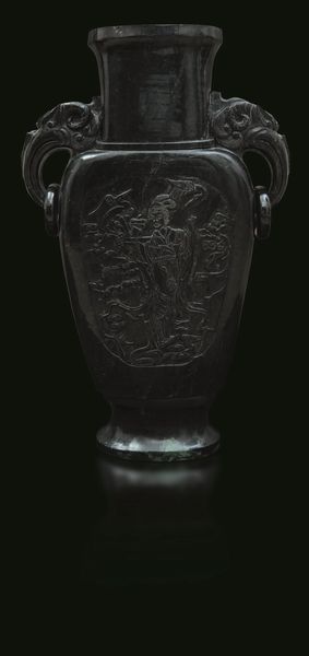 Coppia di grandi vasi scolpiti in nefrite con mascheroni, anse ad anello e figure di Guanyin entro riserve, Cina, Dinastia Qing, XIX secolo  - Asta Arte orientale - Associazione Nazionale - Case d'Asta italiane
