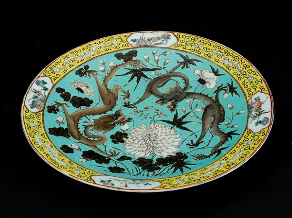 Piatto in porcellana con figure di draghi e decori floreali, Cina, Dinastia Qing, XIX secolo  - Asta Arte orientale - Associazione Nazionale - Case d'Asta italiane