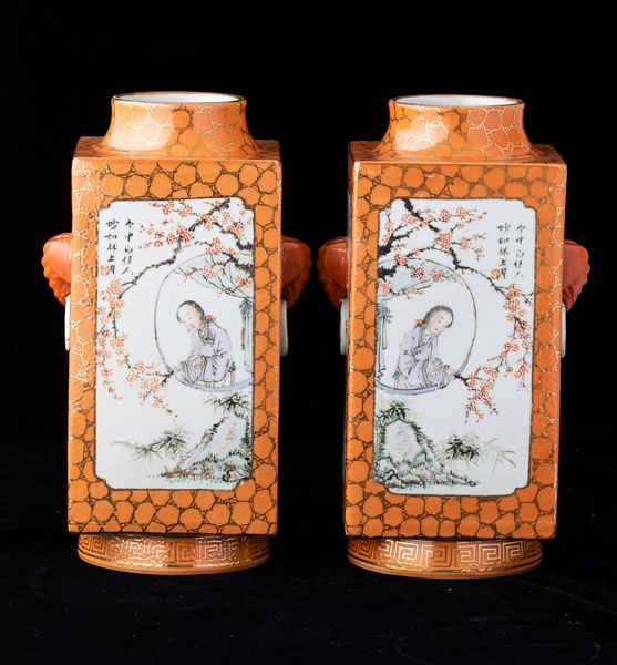 Coppia di vasi Cong in porcellana con mascheroni e scene di vita comune con iscrizioni su fondo arancio, Cina, Repubblica, XX secolo  - Asta Arte orientale - Associazione Nazionale - Case d'Asta italiane