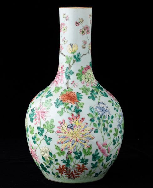 Vaso a bottiglia in porcellana con decoro di peonie in fiore e pipistrelli, Cina, Dinastia Qing, XIX secolo  - Asta Arte orientale - Associazione Nazionale - Case d'Asta italiane